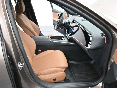 Used 2025 Mercedes-Benz E 350 Sedan image 13