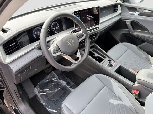 Used 2026 Volkswagen Tiguan SE FWD image 25