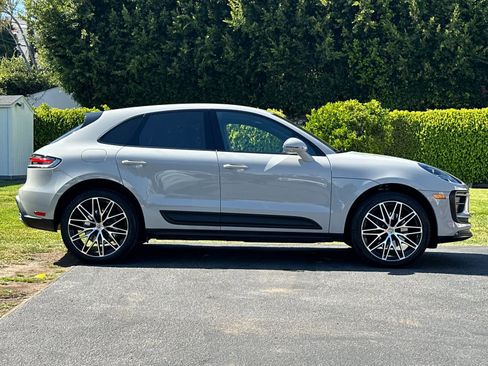 Certified 2025 Porsche Macan AWD/4WD image 9