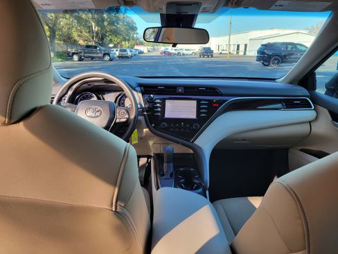 Used 2018 Toyota Camry LE image 12