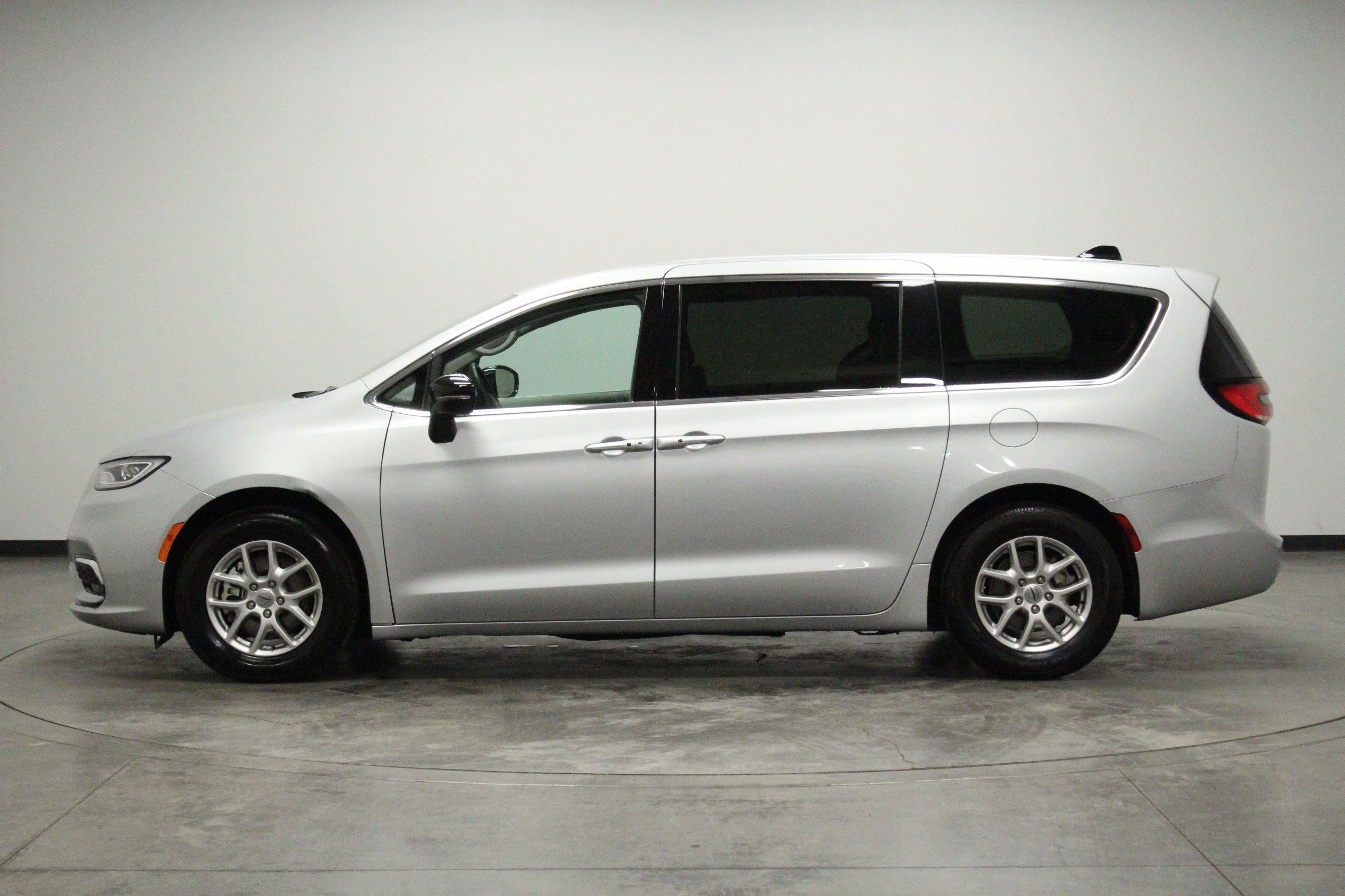 Used 2024 Chrysler Pacifica Touring-L FWD image 5