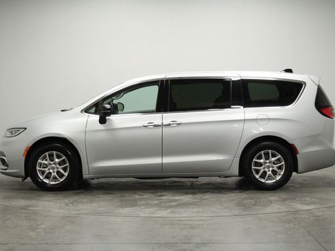 Used 2024 Chrysler Pacifica Touring-L FWD image 5