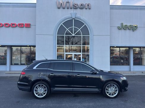 Used 2019 Lincoln MKT AWD image 1