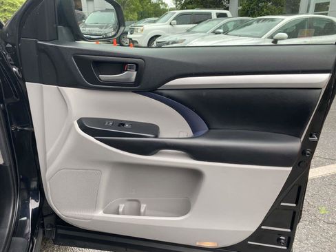 Used 2019 Toyota Highlander XLE AWD/4WD image 34