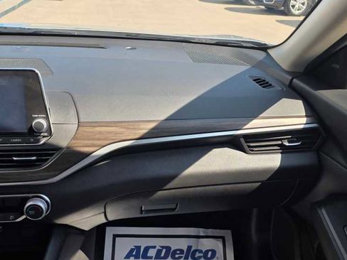 Used 2024 Nissan Altima 2.5 SV image 17