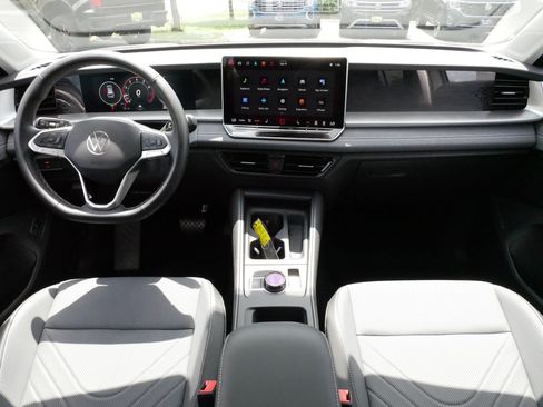 Certified 2025 Volkswagen Tiguan SE AWD/4WD image 10
