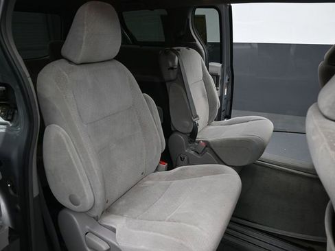 Used 2015 Toyota Sienna LE image 16
