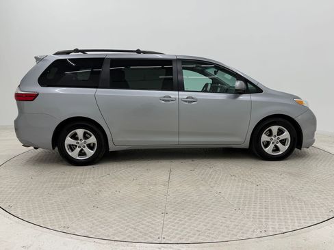 Used 2016 Toyota Sienna LE image 8