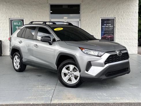 Used 2021 Toyota RAV4 LE AWD/4WD image 1