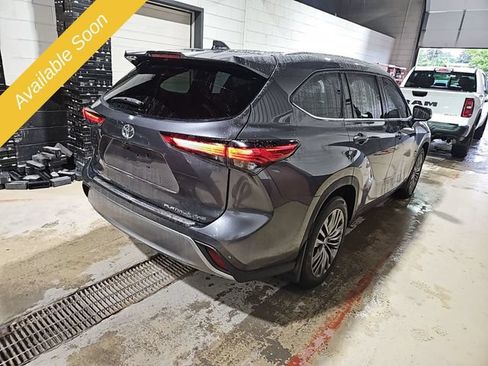 Used 2021 Toyota Highlander Platinum AWD/4WD image 4
