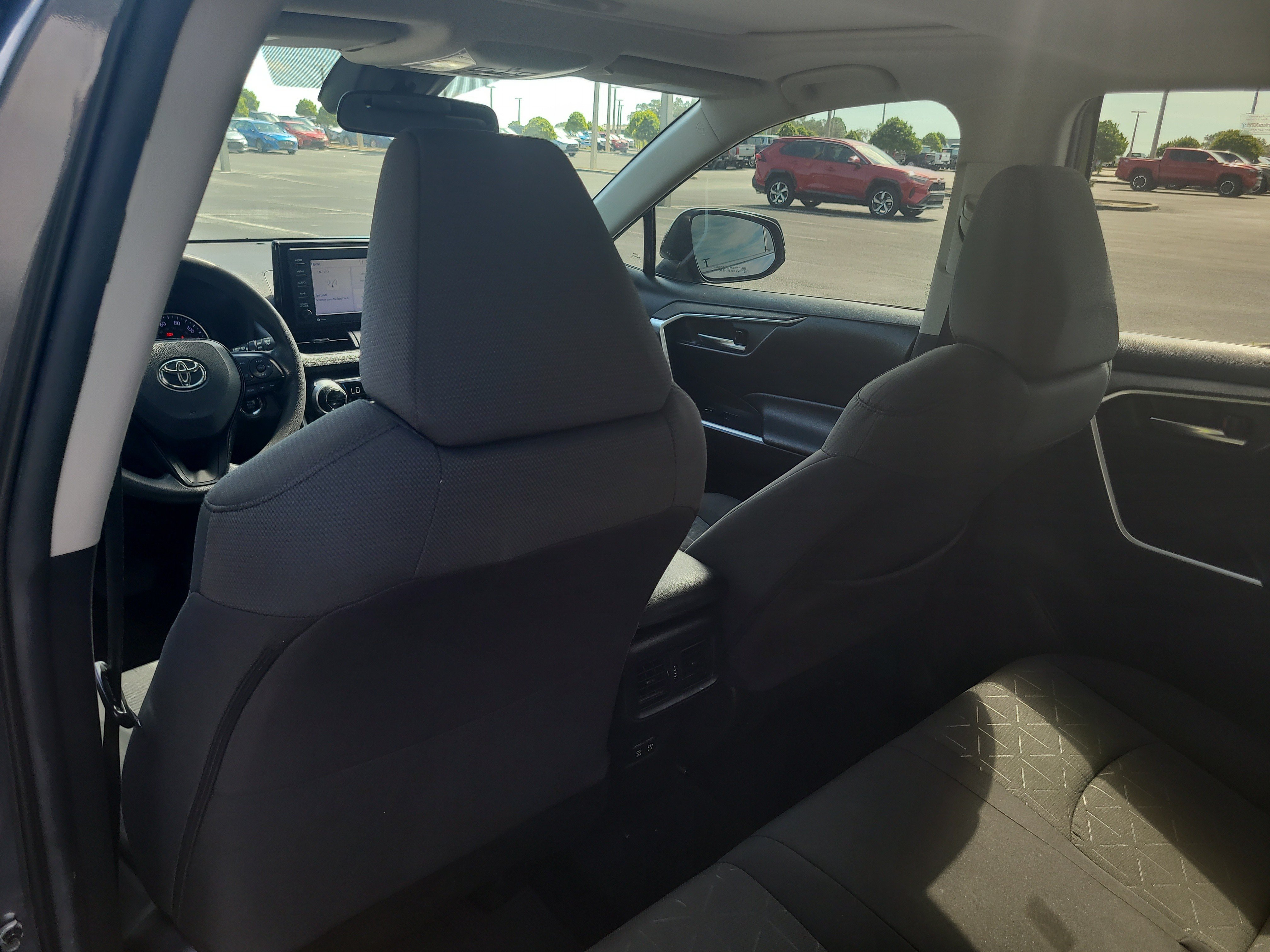 Used 2021 Toyota RAV4 XLE w/ Convenience Package FWD image 14