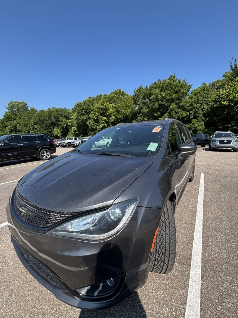Used 2018 Chrysler Pacifica Limited w/ Advanced Safetytec Group FWD image 3
