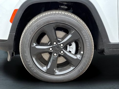 New 2025 Jeep Grand Cherokee L Altitude image 26