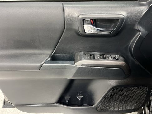 Used 2018 Toyota Tacoma TRD Off-Road image 21