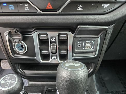 Used 2025 Jeep Wrangler Unlimited Sahara AWD/4WD image 16
