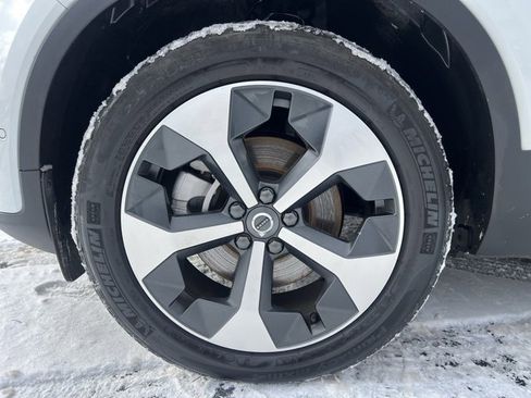 Used 2025 Volvo XC40 B5 Plus image 9