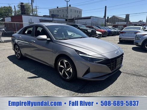 Used 2023 Hyundai Elantra SEL w/ Convenience Package FWD image 2
