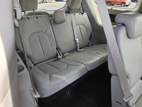 Used 2018 Chrysler Pacifica Touring-L w/ Premium Audio Group FWD image 18