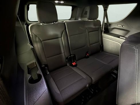 Used 2025 Chevrolet Suburban LS image 32