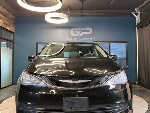 Used 2017 Chrysler Pacifica Touring image 8