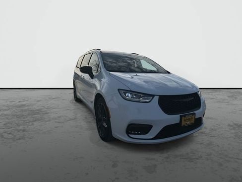 Used 2025 Chrysler Pacifica Limited image 2