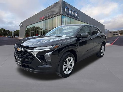 Used 2025 Chevrolet Trax LS FWD image 1