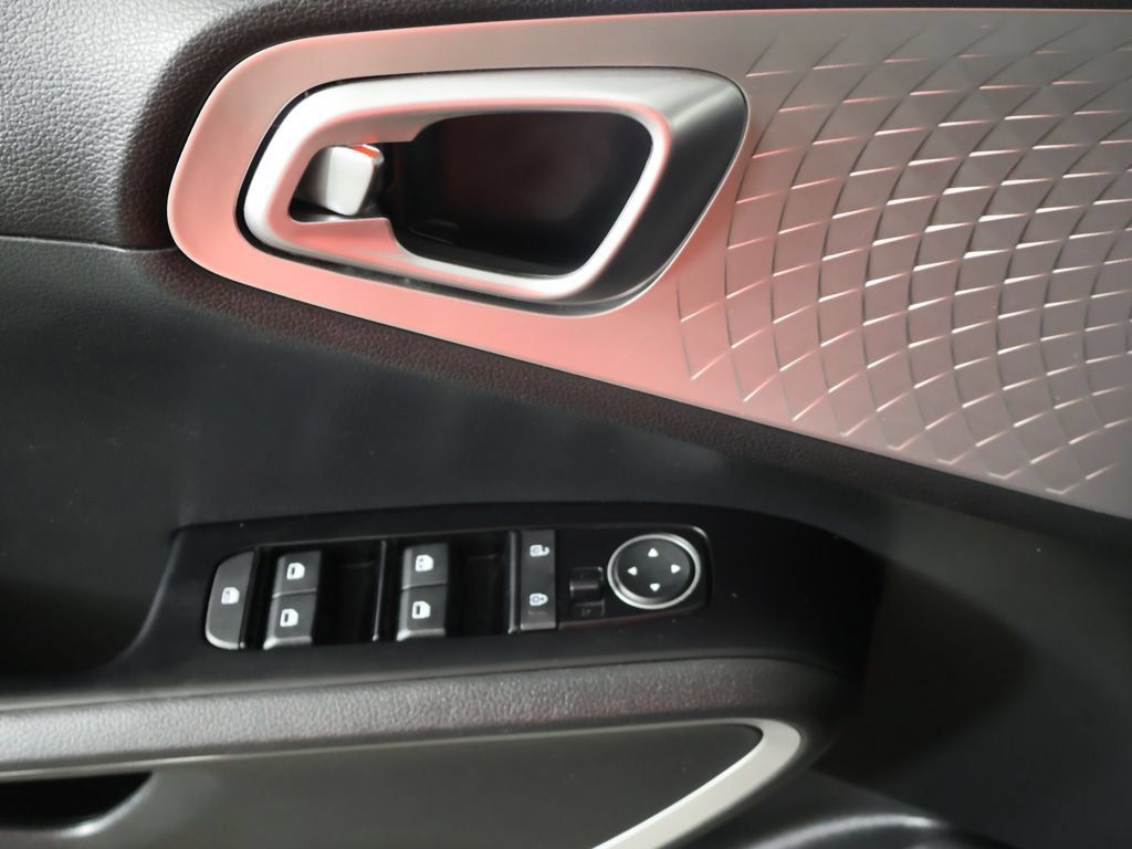 Used 2023 Kia Soul LX w/ LX Technology Package FWD image 30