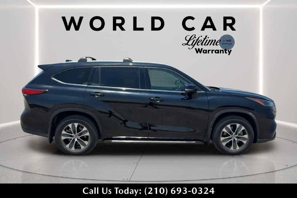 Used 2022 Toyota Highlander XLE FWD image 2