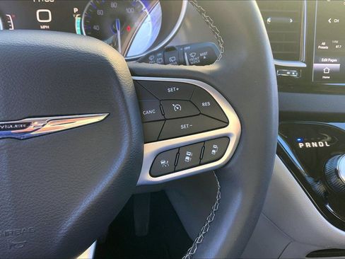 Used 2023 Chrysler Pacifica Touring-L image 18