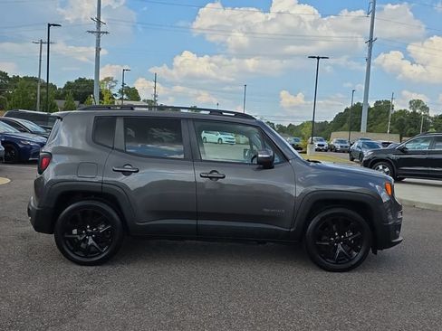 Used 2018 Jeep Renegade Altitude FWD image 2