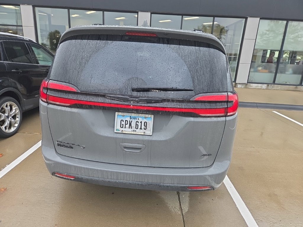 Used 2021 Chrysler Pacifica Touring-L w/ Uconnect Theater Family Group AWD/4WD image 5