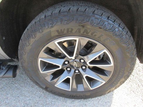 Used 2023 Chevrolet Tahoe Z71 w/ Luxury Package image 11