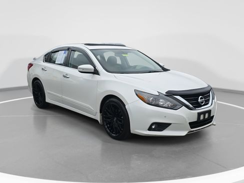 Used 2017 Nissan Altima 3.5 SL w/ 3.5SL Technology Package image 3