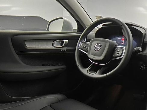 Used 2025 Volvo XC40 B5 Plus image 14