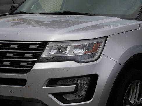 Used 2016 Ford Explorer XLT w/ Equipment Group 202A AWD/4WD image 4
