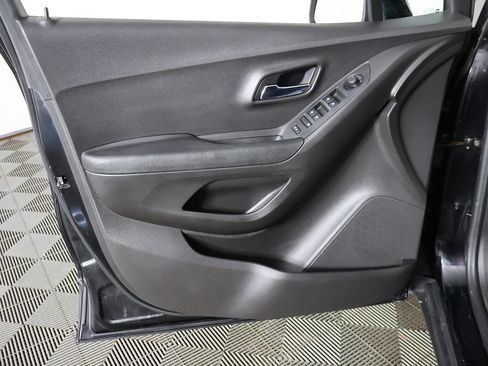 Used 2018 Chevrolet Trax LS FWD image 19