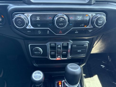 Used 2021 Jeep Gladiator Overland AWD/4WD image 13