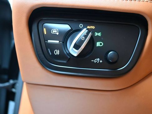 Used 2019 Bentley Bentayga AWD/4WD image 19