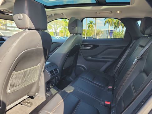Used 2018 Jaguar F-PACE Prestige image 7