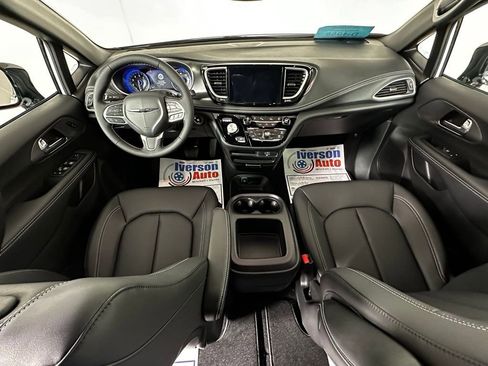 New 2026 Chrysler Pacifica Select image 17