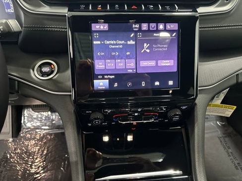 New 2025 Jeep Grand Cherokee Altitude image 19