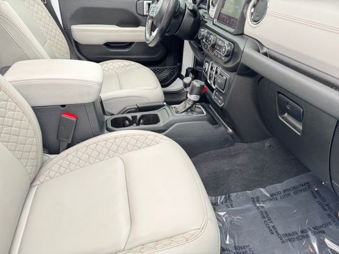 Used 2023 Jeep Wrangler Unlimited Sahara AWD/4WD image 8