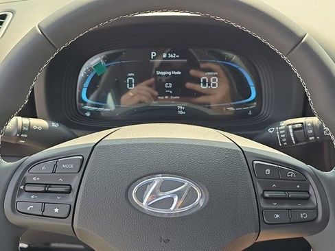 Used 2025 Hyundai Venue Limited FWD image 13