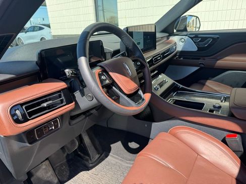 Used 2025 Lincoln Aviator Reserve w/ Equipment Group 201A image 11