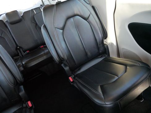 Used 2023 Chrysler Pacifica Touring-L image 14