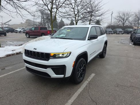 New 2026 Jeep Grand Cherokee Laredo image 1