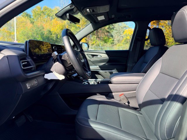 Used 2026 Chevrolet Traverse LT w/ Sun and Wheel Package FWD image 7