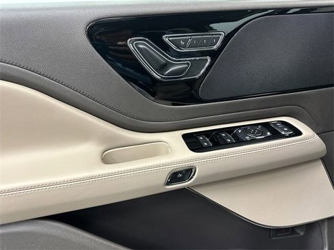 Used 2022 Lincoln Aviator AWD image 35