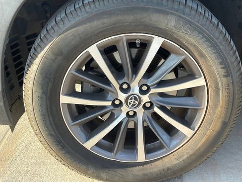 Used 2018 Toyota Highlander XLE w/ Carpet Mat Package (TMS) FWD image 6