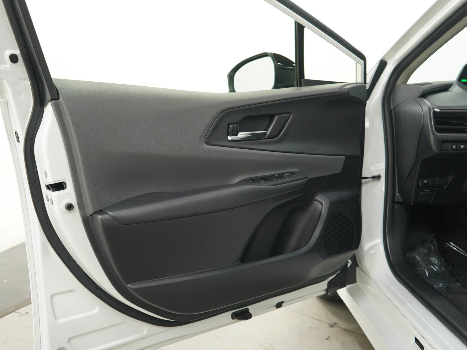Used 2023 Toyota Prius XLE AWD/4WD image 18